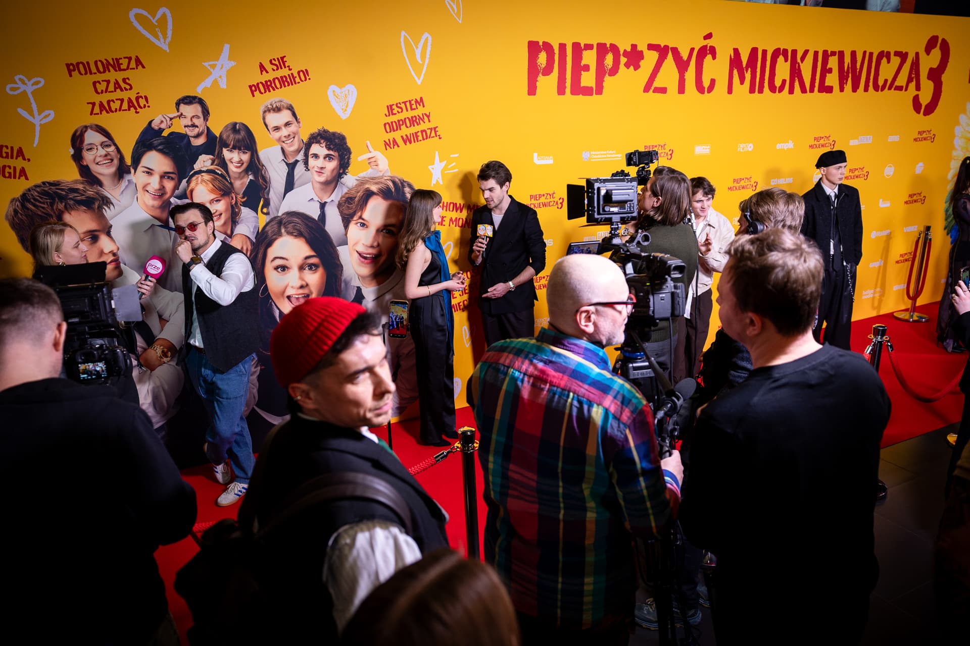 Uroczysta premiera filmu Piep*zyć Mickiewicza 3, tłum mediów i gości na czerwonym dywanie