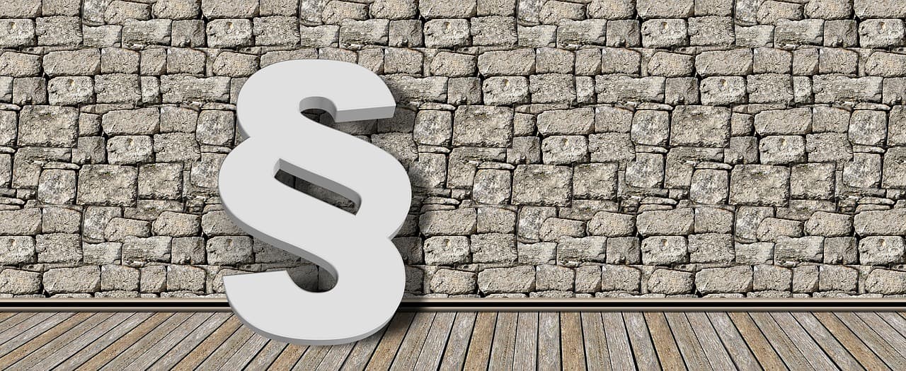 Grafika przedstawiająca regulacje AI w Europie, z elementami kodeksu prawnego i symbolami sztucznej inteligencji.